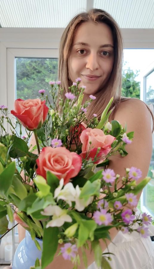 Izabela holding a bunch of flowers